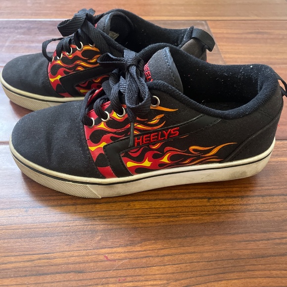 Black heelys with red flames - Picture 2 of 4